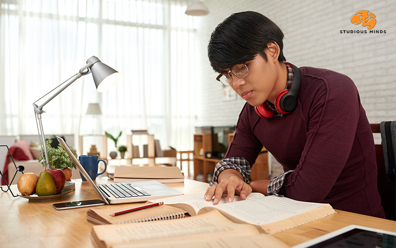 Man Utilise Past Exam Papers